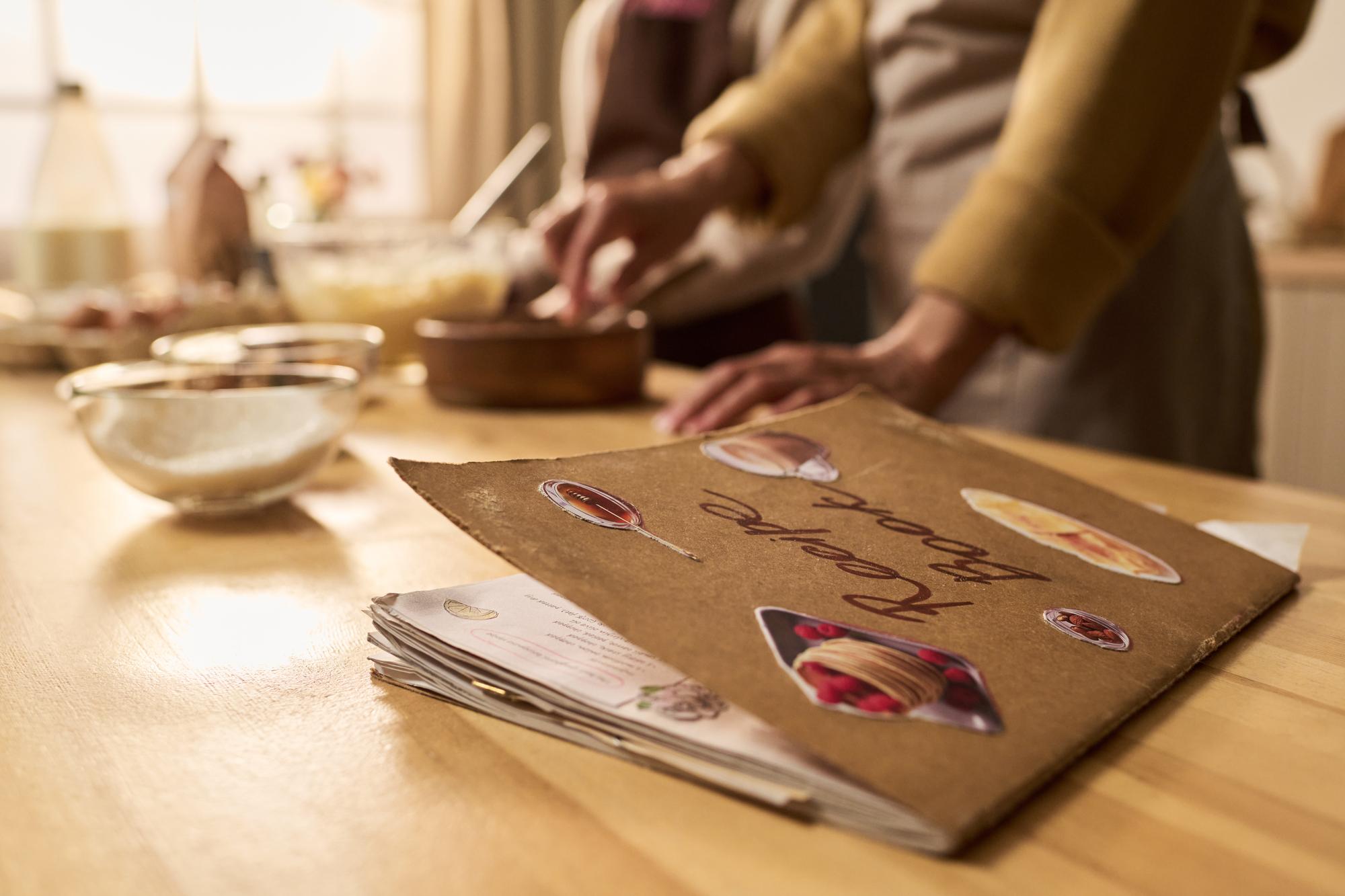 Package sample kit with printed recipe cards and ingredient bundle